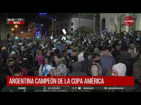 Argentina ganó la Copa América: paranaenses festejaron en Plaza 1º de Mayo