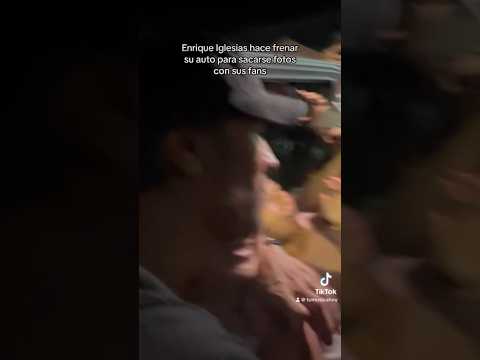 Enrique Iglesias hace frenar el auto para saludar a sus fans