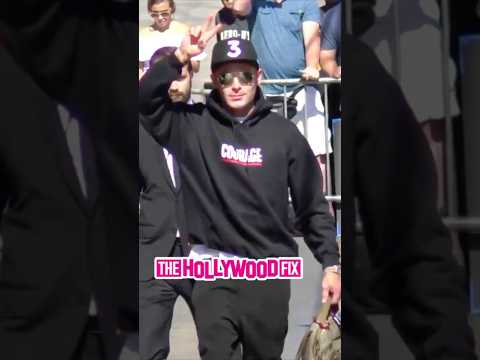 Zac Efron Flashes The Peace Sign To Fans & Paparazzi While Arriving At Jimmy Kimmel Live!