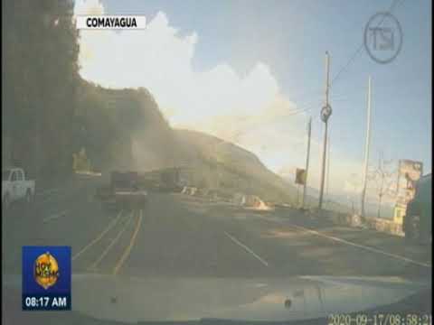 Impactante momento en el que rastra vuelca tras rebasar curva en carretera a Comayagua