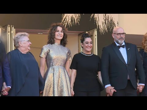 Cannes: Valérie Lemercier et l'équipe de son film Aline sur le tapis rouge | AFP Images