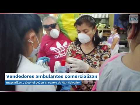 Vendedores ambulantes comercializan mascarillas y alcohol gel en el centro de San Salvador