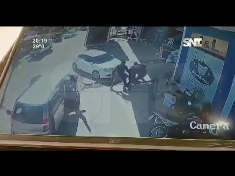 Violento asalto y un policía herido