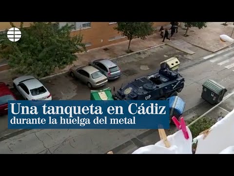 La intervención de una tanqueta blindada de la UIP sorprende en la huelga de Cádiz