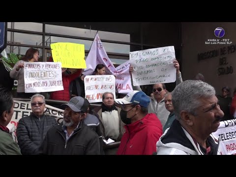Por nuevo incumplimiento de pago, protestan docentes jubilados y pensionados de Telesecundaria