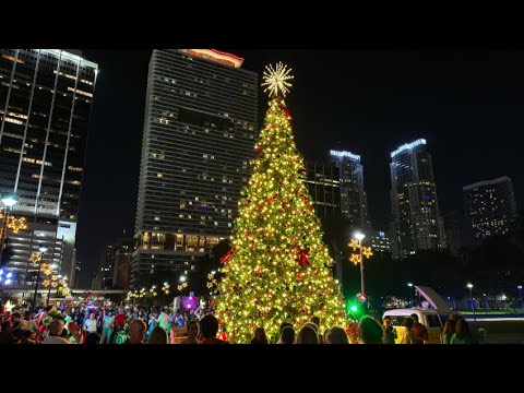 Iluminan Árbol de Navidad en el Bayfront Park de Miami