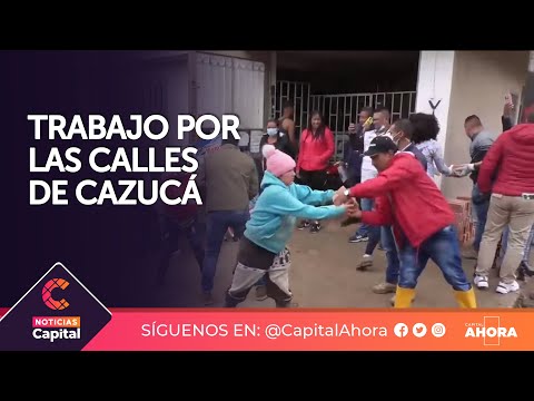 Trabajo comunitario para arreglar las calles en Altos de Cazucá