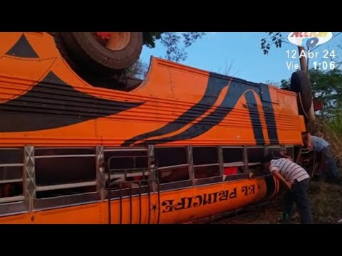Solo lesionados deja volcadura de bus de transporte público
