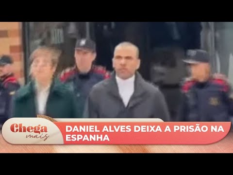 Veja momento em que Daniel Alves sai da cadeia após 14 meses preso | Chega Mais (25/03/24)
