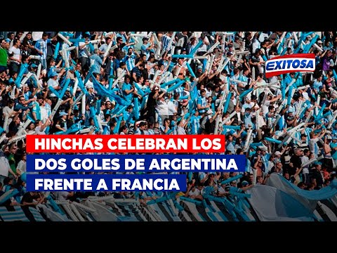Hinchas celebran los dos goles de Argentina frente a Francia