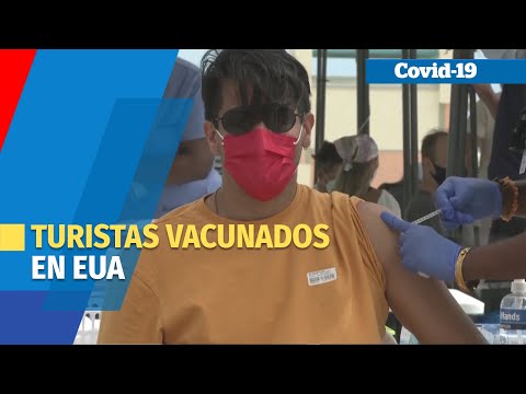Turistas se vacunan contra el coronavirus en EE. UU.