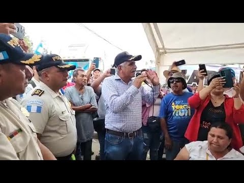 URGENTE GOBERNADOR Y AGENTES PNC BUSCAN LIBERAR BLOQUEO EN PUERTO BARRIOS GRAN PARO NACIONAL