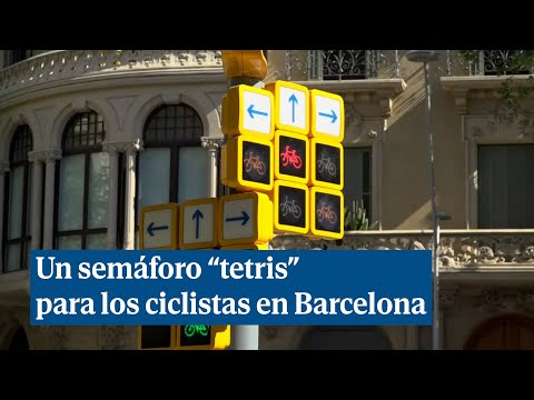 El peculiar semáforo “tetris” de Barcelona que genera debate entre los ciclistas de la ciudad