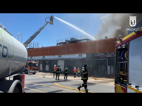 Bomberos extinguen un incendio en un local cárnico en Mercamadrid