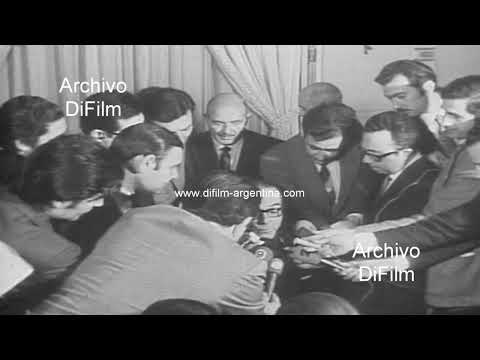 Jose Maria Guido ex presidente argentino en la Casa Rosada con periodistas 1973