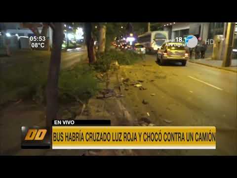Bus habría cruzado luz roja, chocó contra camión y columna de la Ande en Asunción