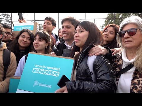 Kicillof entregó 278 computadoras personales a estudiantes de San Miguel