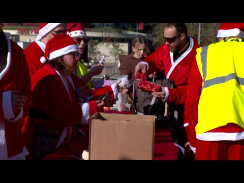 Moteros disfrazados de Papá Noel acuden a la Papanoelada de Hospitalet de Llobregat (Barcelona)
