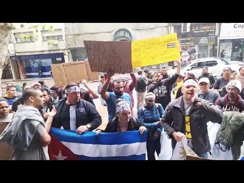 Cubanos en Uruguay EXIGEN el DERECHO a la RESIDENCIA