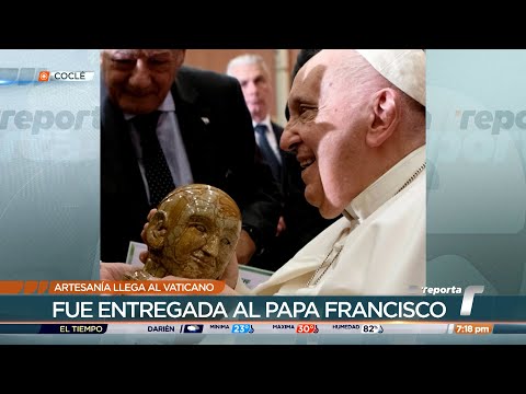 Papa Francisco recibe escultura tallada por artesano de Membrillo