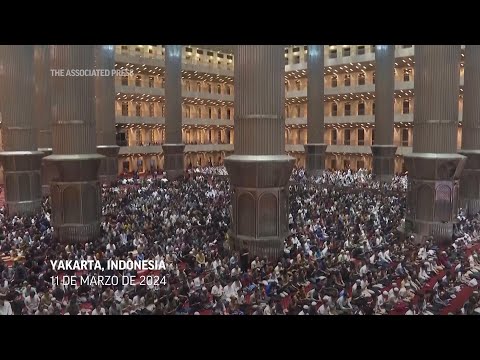 Los musulmanes de Indonesia rezan para celebrar el comienzo del Ramadán