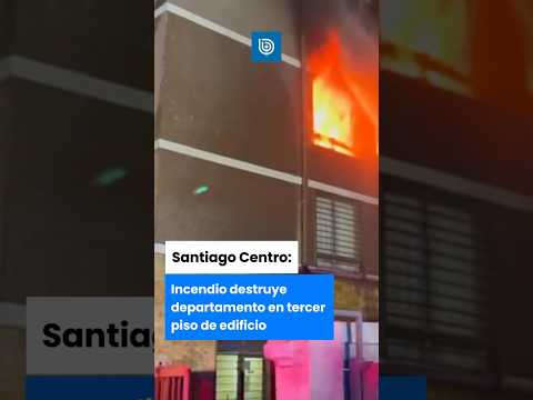 Incendio destruye departamento en tercer piso de edificio en Santiago Centro