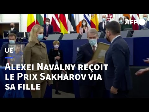 La fille d'Alexei Navalny reçoit le Prix Sakharov de son père au Parlement européen | AFP