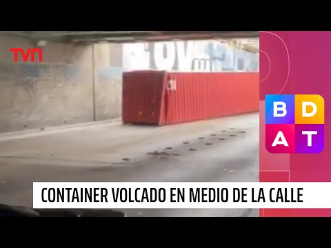 Container volcado en la mitad de la calle en San Miguel | Buenos días a todos