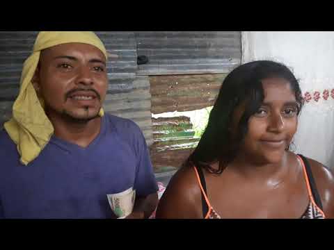 entregando  unas de las ayudas a melvin un hombre emprendedor de Honduras