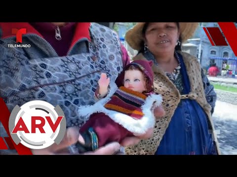 Familias celebran el Día de Reyes cambiándole la ropa al niño Jesús | Al Rojo Vivo | Telemundo