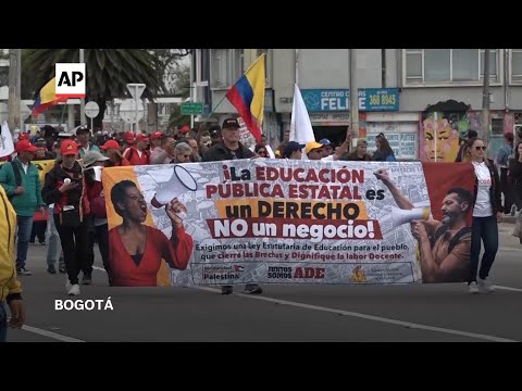 Miles de maestros colombianos presionan al Congreso en contra de proyecto sobre educación