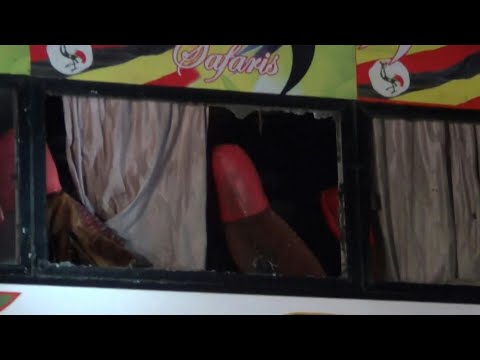 Ouganda: des images du bus calciné suite à l'attentat à la bombe près de Kampala | AFP Images