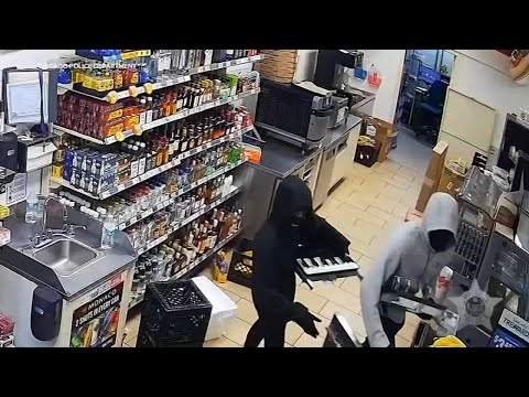 Armed thieves carry out 4 robberies on Chicago within 1 hour, police say