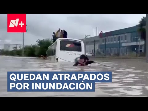 Trabajadores quedan atrapados en autobús por inundación en Ramos Arizpe - N+