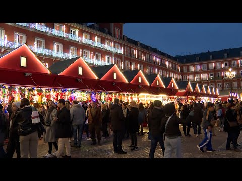 Domingo de ambiente navideño en el mercado de Navidad de Plaza Mayor (Madrid)