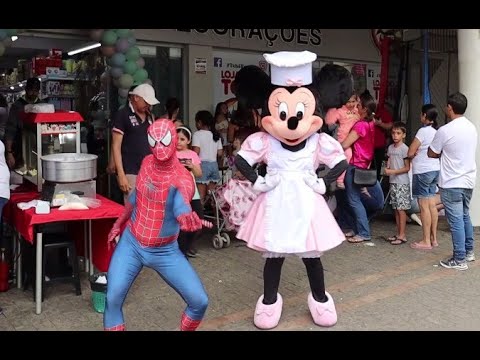 Tchê Festas e Decoração comemora aniversário com a presença de personagens e pintura facial