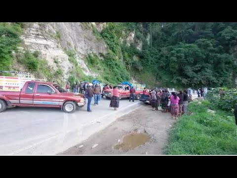 Comerciantes continúan bloqueo en el ingreso a Panajachel
