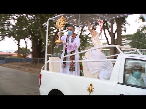 Monseñor Ulloa recorre las principales avenidas de Panamá en el papamóvil para dar la bendición