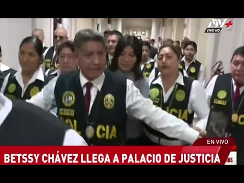 Betssy Chávez llega enmarrocada a Palacio de Justicia para pasar audiencia de control de identidad