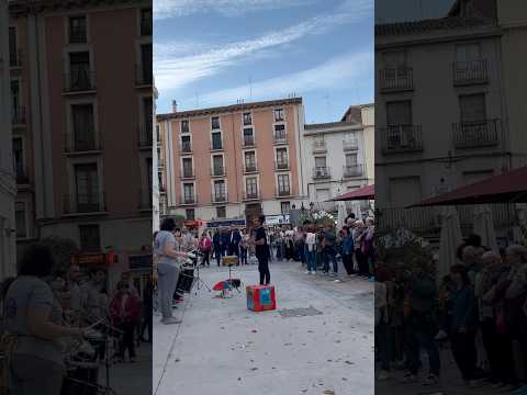 Música y ambiente festivo en la plaza José Sinués y Urbiola, detrás del Teatro Principal