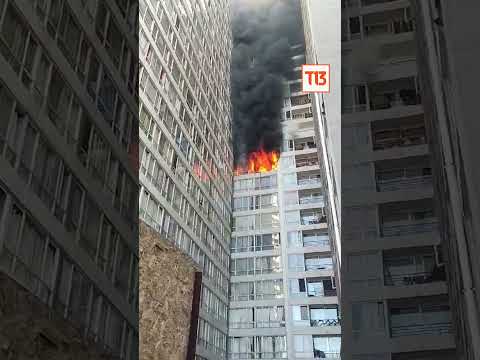 Incendio consume departamento en el centro de Santiago