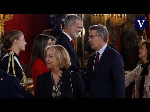 Feijóo exige la retirada de Sánchez entre los corrillos de la recepción en el Palacio Real