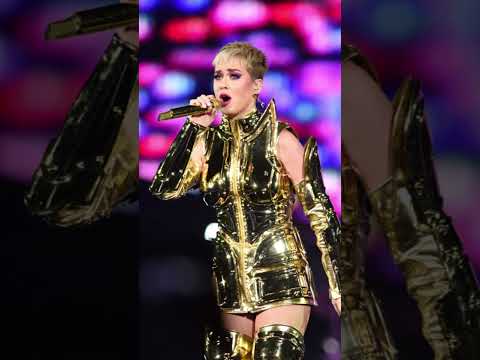 Katy Perry atrapa todas las miradas al lucir look de infarto en desfile de modas