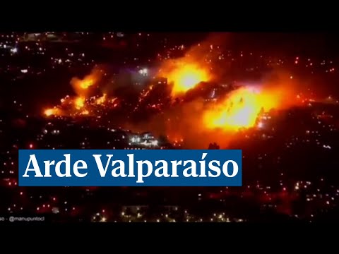 Un incendio asola una colina muy poblada de la ciudad chilena de Valparaíso