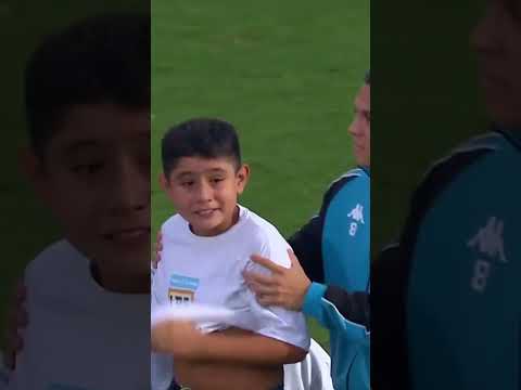 ¡NO ES SOLO FÚTBOL! La EMOCIÓN de éste CHICO por conocer a JUAN FERNANDO QUINTERO | #Shorts