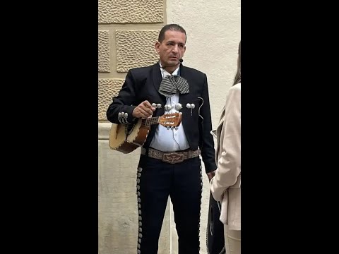 Tres mariachis son enviados a la sede de Junts para cantar 'La Cucaracha'