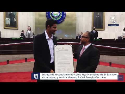 Marcelo Arévalo recibe el pergamino de Hijo Meritísimo de El Salvador