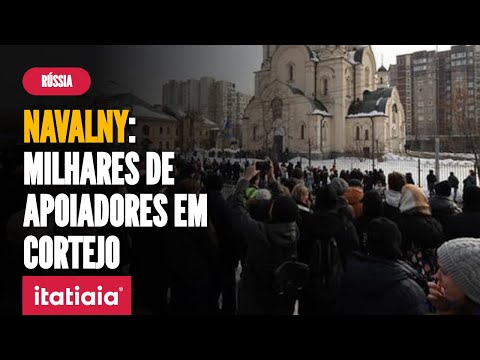 NAVALNY: MILHARES DE PESSOAS ACOMPANHAM ENTERRO DE OPOSITOR DE PUTIN