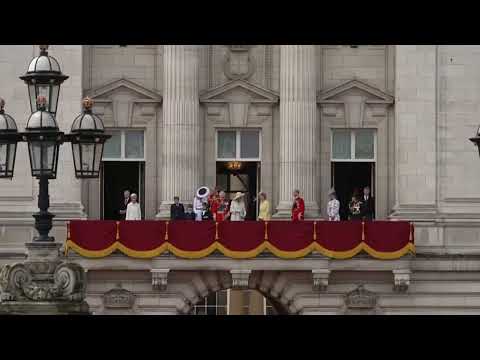 La princesa Kate saluda junto a la familia real desde el balcón de Buckingham