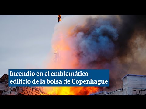 Arde el emblemático edificio de la Bolsa de Copenhague y su aguja se viene abajo